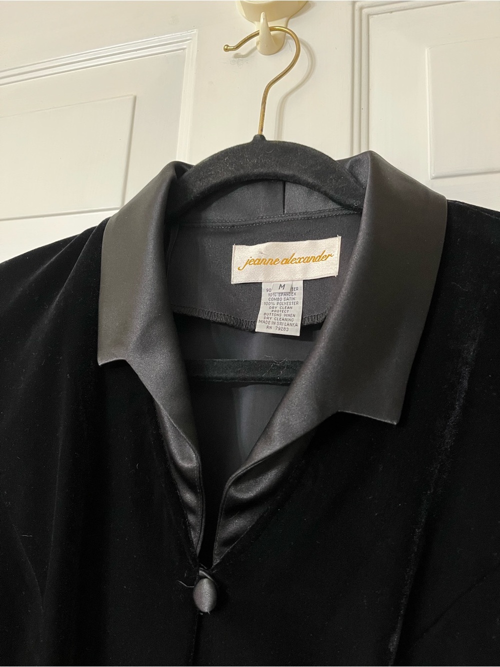 VTG Elegant Black Velvet Button-Front Women's Blazer with Satin Collar & Cuffs M - Picture 5 of 8